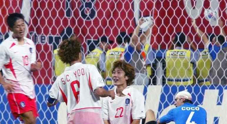 Coreia do Sul 2 x 1 Itália — 2002 — Novamente, a Coreia do Sul fez história. Num jogo marcado por muitos erros de arbitragem contra os italianos, os asiáticos se aproveitaram para despachar a forte Itália na prorrogação e avançar às quartas de final da Copa em casa