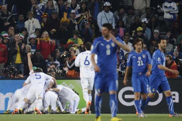 Eslováquia 3 x 2 Itália — 2010 — Então campeã mundial, a Itália deu vexame na África do Sul. Após ter empatado os dois primeiros jogos, foi derrotada pela Eslováquia e saiu mais cedo de mais uma Copa do Mundo
