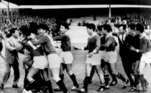 Coreia do Norte 1 x 0 Itália — 1966 — A grande zebra da Copa do Mundo de 1966 veio da Ásia. Em sua primeira disputa de Mundial, a Coreia do Norte encarou ninguém menos que a Itália na última rodada da primeira fase e venceu por 1 a 0, conseguindo uma histórica classificação para as quartas de final e despachando os italianos para casa