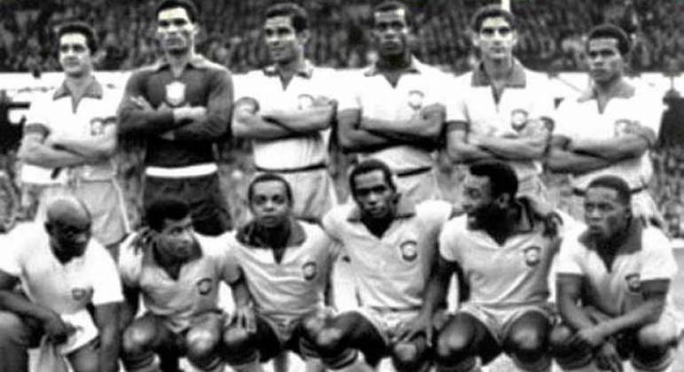 Hungria 3 x 1 Brasil — 1966 — O Brasil era uma das grandes potências dos anos 1960 e havia vencido na estreia, com gols de Pelé e Garrincha. Mas, contra a Hungria, que não era nem sombra do grande time da década de 1950, não se encontrou em campo e saiu derrotado por 3 a 1