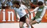 Alemanha 1 x 2 Argélia — 1982 — A sempre forte Alemanha teve uma grande surpresa logo na estreia. Os alemães sofreram contra o time comandado pelo craque Madjer e caíram por 2 a 1, mas tiveram tempo de se recuperar e ainda avançarem em primeiro lugar no grupo