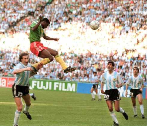 Argentina 0 x 1 Camarões — 1990 — No jogo de abertura da Copa na Itália, Camarões assombrou o mundo da bola ao superar a então campeã mundial, a Argentina do craque Maradona, e mostrar que faria história naquela Copa do Mundo