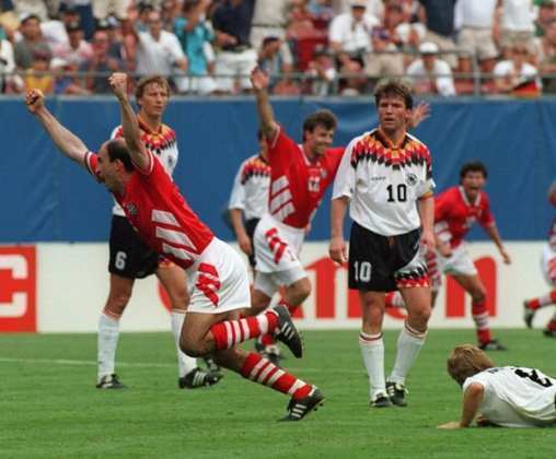 Bulgária 2 x 1 Alemanha — 1994 — Os búlgaros continuaram a aprontar na Copa de 1994. Em duelo contra os então campeões mundiais, os alemães, a Bulgária saiu perdendo, mas conseguiu a virada com gols do craque Stoichkov e de Lechkov