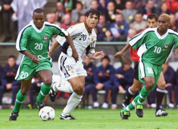 Espanha 2 x 3 Nigéria — 1998 — Outra grande zebra da Copa na França ocorreu logo na estreia das duas seleções. A irreverente Nigéria fez um jogão com o bom time da Espanha, foi buscar o placar duas vezes e conseguiu a virada a 13 minutos do fim da partida