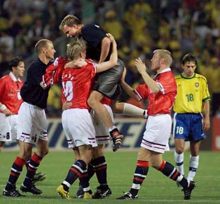 Brasil 1 x 2 Noruega — 1998 — Já classificado para o mata-mata daquela Copa na França, o então campeão mundial Brasil sofreu um revés inesperado na primeira fase. Após ter saído na frente, a seleção tomou a virada, que valeu a classificação em segundo lugar da Noruega