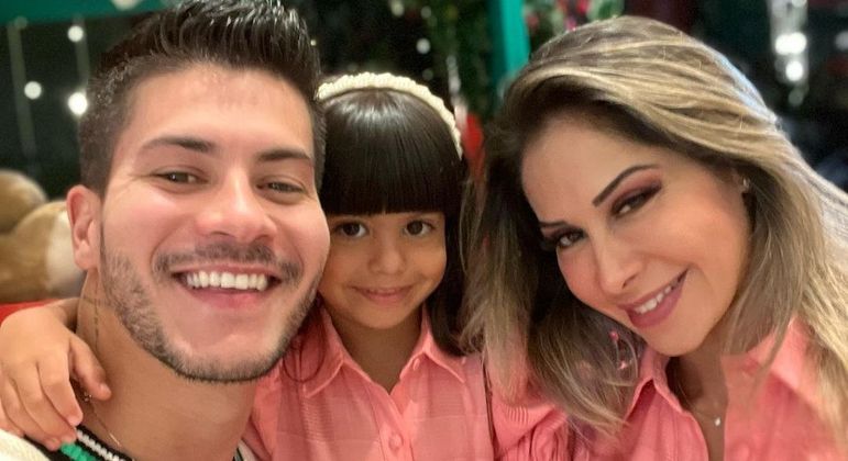 Sophia, filha de Maíra e Arthur, foi hospitalizada na última segunda (20) com febre