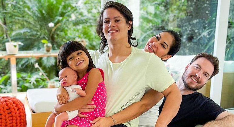 Maíra Cardi posa com filhos e Thiago Nigro
