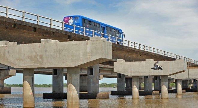 Mais baixa, nova ponte do Guaiba prejudica travessia de barcos  Crédito: Alina Souza