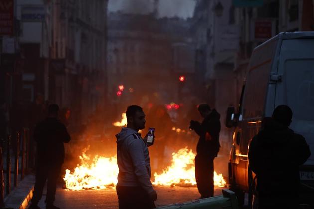 Fogo nas ruas de Paris durante as manifestações da sexta-feira, dia 14 de março, contra a decisão do Conselho Constitucional francês sobre o texto da reforma da previdência do governo. Yoan Valat / EPA / EFE - 14/04/2023