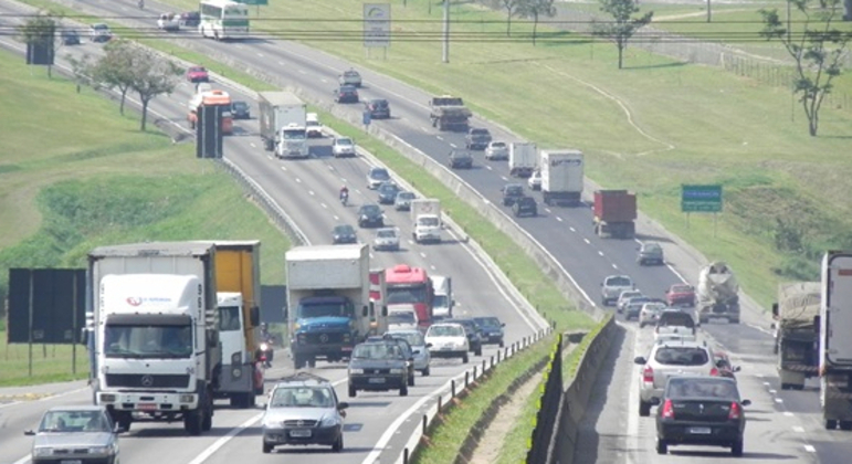 Mais da metade do PIB do Brasil passa pela Dutra, rodovia que liga São Paulo ao Rio