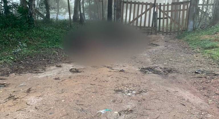 Vítima estava sem camisa e com diversas fraturas; polícia acredita que ela foi espancada