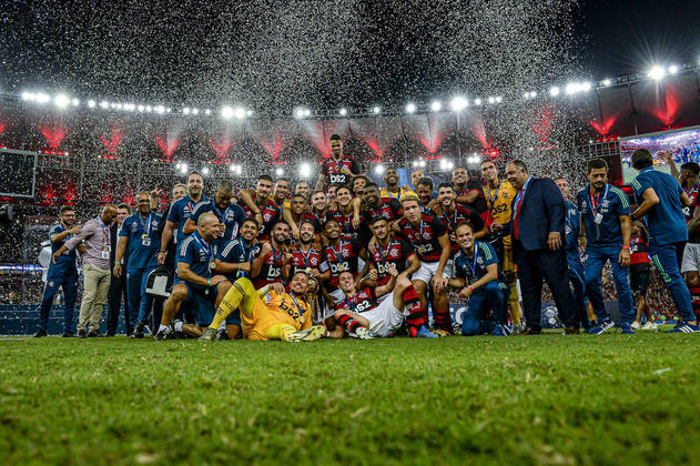 Mais uma imagem da festa do grupo campeão dos campeões da América do Sul no gramado.  