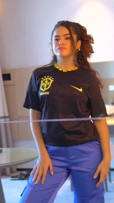 Maisa está no Catar e mostrou o look que montou para torcer pela seleção brasileira. A atriz e apresentadora elegeu uma camisa preta do Brasil, combinando a peça com um colar dourado