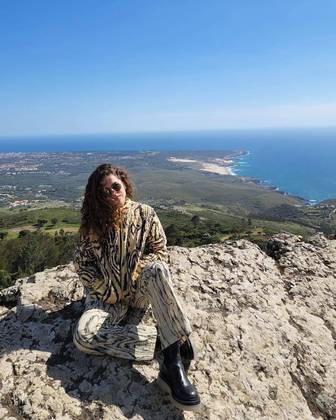 Já para visitar Sintra, também em Portugal, ela escolheu um look com uma estampa que remete à de zebra da cabeça aos pés. Diferentona, né?