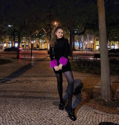 Também em Lisboa, ela usou um vestido preto justo de manga longa - com destaque para as pontas rosas felpudas, que lembram um pompom - e combinou a peça com meia-calça, além de sapatos plataformaVeja também: Com looks ousados e cheios de tendências, Bruna Marquezine se torna ícone da moda e arrasa