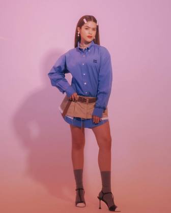 Em abril, Maisa gerou polêmica ao aparecer em um programa de televisão com uma minissaia de apenas 20 cm da grife Miu Miu. A peça com ares de anos 2000 - principalmente por causa da cintura baixa - já foi apresentada na Semana de Moda de Paris e usada por Manu Gavassi e Nicole Kidman. Para ter uma igual, é preciso desembolsar cerca de R$ 4,1 mil