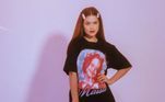 Cheia de charme, ela também já apareceu poderosa com uma camiseta mais longa estampada com seu próprio rosto e combinou a peça com botas de cano médio
