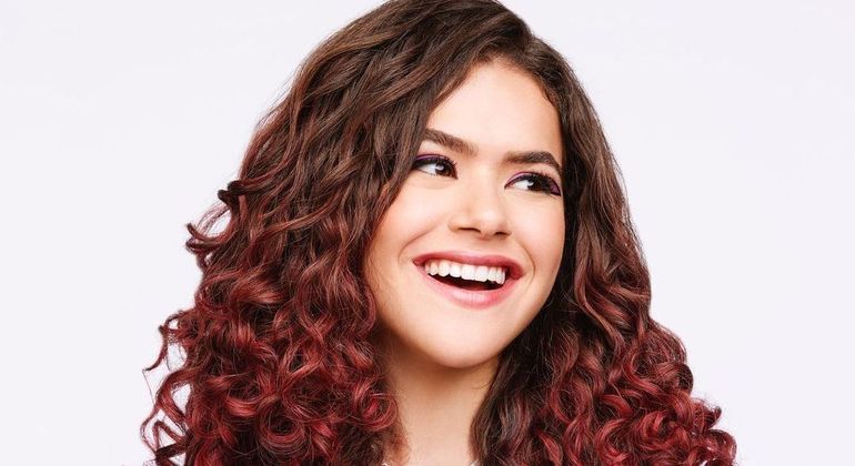 Maisa pinta o cabelo e arrasa com fios coloridos
