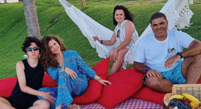 No Ceará, Maisa curte descanso com os pais e o namorado
