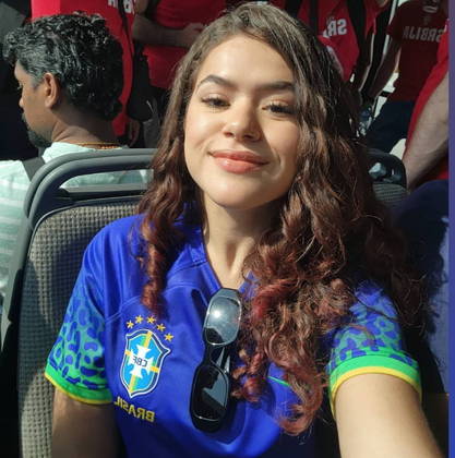 A apresentadora e atriz Maisa estava nos Emirados &Aacute;rabes e revelou que foi at&eacute; o Catar para ver o jogo do Brasil. Segundo ela, que escolheu uma camisa azul da sele&ccedil;&atilde;o, o clima de Copa do Mundo est&aacute; por toda a parte: 