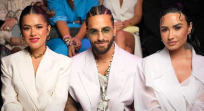 Maisa senta na primeira fileira de evento de moda ao lado de Demi Lovato e Maluma

