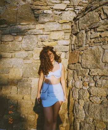 O último destino de Maisa foi a ilha de Mykonos, na Grécia. Lá, ela posou cheia de charme com um lookinho monocromático composto por cropped, saia assimétrica e bolsa transversal