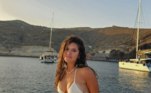 Na ilha grega de Santorini, ela apostou em um clássico biquíni cortininha, também branco, durante um passeio em alto-mar. Destaque para o colar de conchas, um hit em todo verão