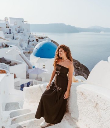 Ainda em Santorini, Maisa apareceu cheia de charme com um longo vestido preto sem alças. A peça chamou atenção pela saia rodada e por deixar a região abaixo dos seios bem marcada