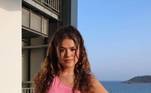 Nas primeiras fotos na Espanha, Maisa surgiu arrasadora com um vestido todo trabalhado na tendência barbiecore, que, como o próprio nome sugere, é inspirada na boneca Barbie e tem o rosa como foco. A peça usada pela atriz tem ombro único, babados e aplicações de flores na região da cintura