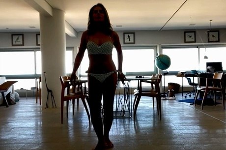 Atriz postou vídeo dançando na sala de casa