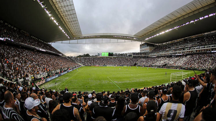 Caso tivesse vencido o Guarani por dois gols de diferença, o
Timão poderia ter levado a semifinal para sua casa. Na Neo Química Arena, a
vantagem é do Corinthians, são 15 jogos, com 10 vitórias do alvinegro e cinco
empates