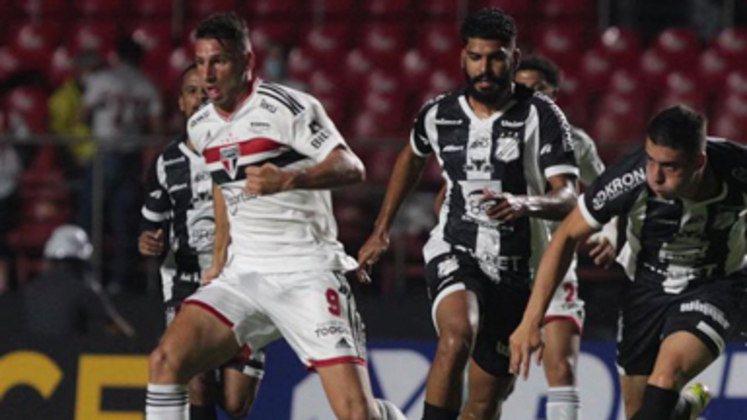 Outra sina a favor do Tricolor, esta mais recente, é de que
nos últimos dois clássicos disputados por eles, o São Paulo viu o seu atacante
Calleri marcar um gol logo no começo e nas duas oportunidades o time saiu do
Majestoso com a vitória por 1x0