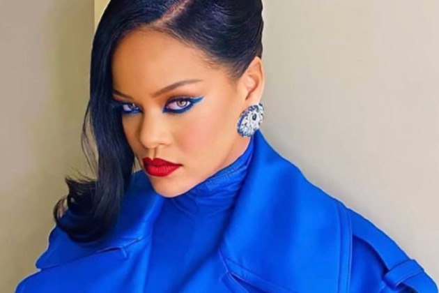 Mas não é preciso ter olhos azuis para brilhar com o delineador. A cantora Rihanna que o diga. Ela é uma das grandes adeptas da maquiagem colorida, como a da princesa 