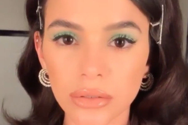 Já no Brasil, Bruna Marquezine também não perde a tendência. Nos últimos sete anos, o destaque colorido nos olhos tem sido febre entre as celebridades e influenciadorasSombras coloridas: inspire-se em maquiagens de famosas
