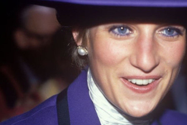 De acordo com Mary Greenwell, a maquiadora de Lady Di, a intenção da princesa ao usar o delineador colorido era destacar seus olhos azuis 