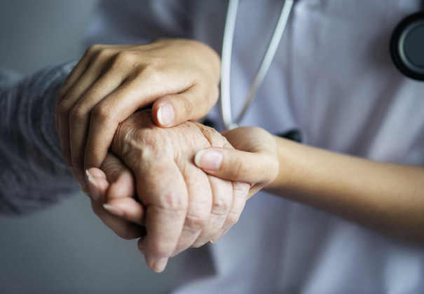 Doença de ParkinsonRicardo Barbuti explica que os seres humanos vivem um regime conhecido como eubiose, que é definido como um estado de saúde. Quando a combinação de microorganismos do intestino sofre alguma alteração, começa a disbiose.Essa instabilidade traz repercussões negativas no intestino, e fora dele. Barbuti diz que 