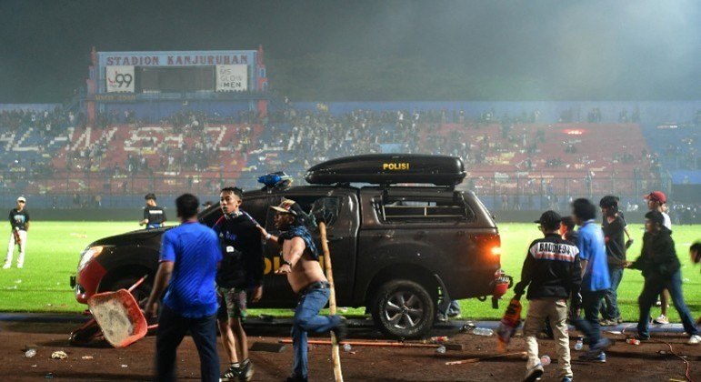 Torcedores entraram em campo durante a confuso
