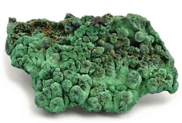 Malaquita- Sua extração ocorre principalmente no Congo, Rússia e Austrália. É composta por carbonato de cobre, conhecido por suas faixas verdes características, e  forma-se em depósitos de cobre. Era usada na antiguidade como pigmento e amuleto.