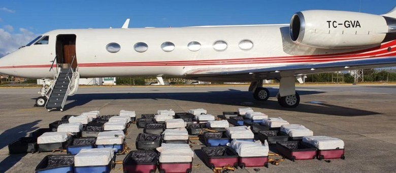 Malas com drogas estavam em jato que seguiria para a Bélgica (Divulgação/PF)