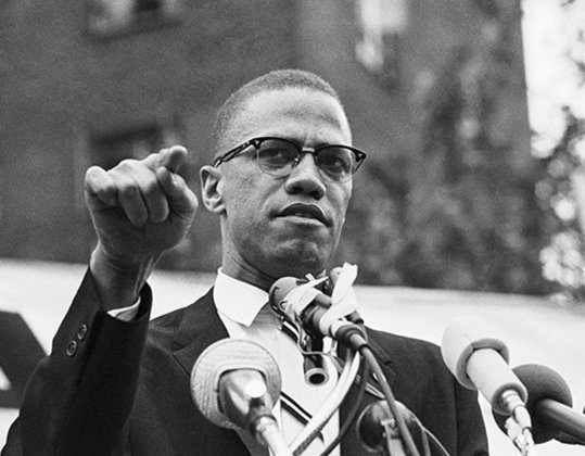 Malcolm X (1925-1965) - Revoltado com o assassinato do pai e violências sofridas pela mãe, Malcolm era radical. Defendia o Nacionalismo Negro nos EUA. Fundou a Organização para a Unidade Afro-Americana, de inspiração separatista. Convertido ao Islã, foi morto por muçulmanos extremistas.