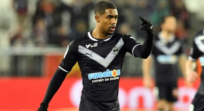 Malcom foi anunciado como reforço da Roma na manhã desta segunda-feira. O clube italiano postou em suas redes sociais que havia acertado todos os detalhes, que o jogador chegaria ao país na noite desta segunda, e que na manhã de terça-feira realizaria exames médicos e assinaria o contrato de cinco temporadas com o clube da capital. Entretanto, no final da tarde desta segunda, a imprensa europeia cravou que o Barcelona atravessou a negociação e ofereceu 41 milhões de euros (R$152 milhões) mais adicionais de metas ao Bordeaux, que no mesmo instante retirou a autorização de embarque de Malcom para a Itália, interrompendo a negociação praticamente fechada com a Roma 