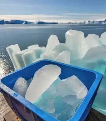 Malik Rasmussen, um dos fundadores da empresa da Groenlândia que exporta o gelo, explicou que por ele ser comprimido ao longo de milênios, não tem bolhas e derrete mais devagar do que o gelo comum. 