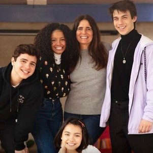 Malu Mader com os colegas da série "Mila no Universo", nova produção do Disney+