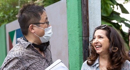 Malu Valle e o cineasta Hsu Chien nos bastidores de Desapega!
