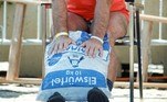 Vestido apenas com um calção de banho, Josef teve que ficar em pé em uma cabine transparente, com cubos de gelo até os ombros