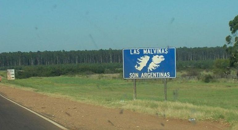 Placa na Argentina provoca o Reino Unido ao dizer que as ilhas Malvinas são argentinas