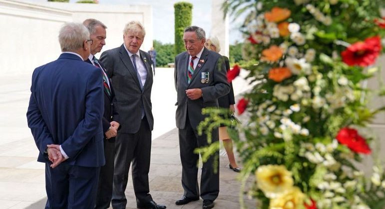 Boris Johnson (terceiro da esq. para a dir.), primeiro-ministro inglês, celebra ao lado de ex-combatentes o 40º aniversário da rendição argentina durante a Guerra das Malvinas, em 1982
