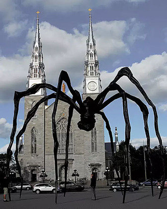 Maman - Escultura de uma aranha gigante, criada por Louise Bourgeois, feita de bronze e aço, com ovos de mármore. Fica em frente ao Museu de Arte e à Basílica de Notre Dame, em Ottawa, Canadá.  