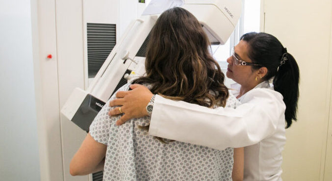 Exame de mamografia, que detecta câncer de mama, deve ser adiado, mas não cancelado