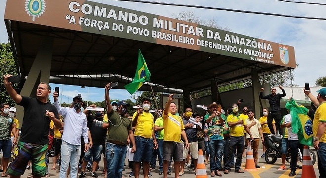 Grupo também se reuniu em frente ao Comando Militar da Amazônia Grupo também se reuniu em frente ao Comando Militar da Amazônia